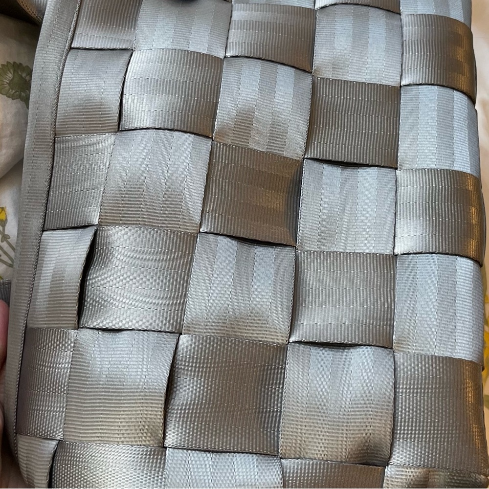 Harvey’s seatbelt bag. Large tote. Silver/ gray. Very clean. - Picture 7 of 11